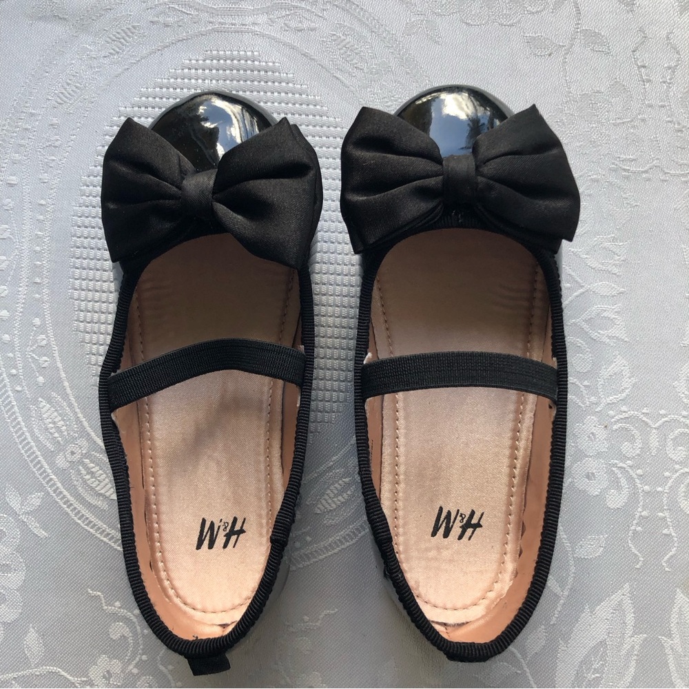 H&M Black Shellac Ballet Slip-On Shoes Toddler Girls Size 26 Front Bow Sandals